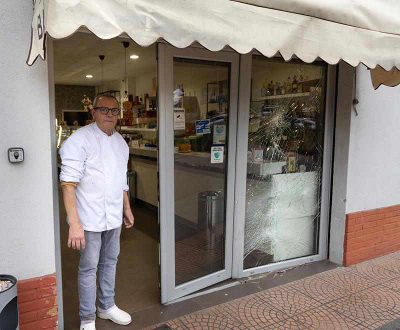 
	La vetrina della pasticceria "Antica Napoli" sfondata dal furgone

