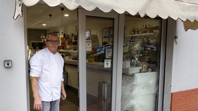 La vetrina della pasticceria "Antica Napoli" sfondata dal furgone