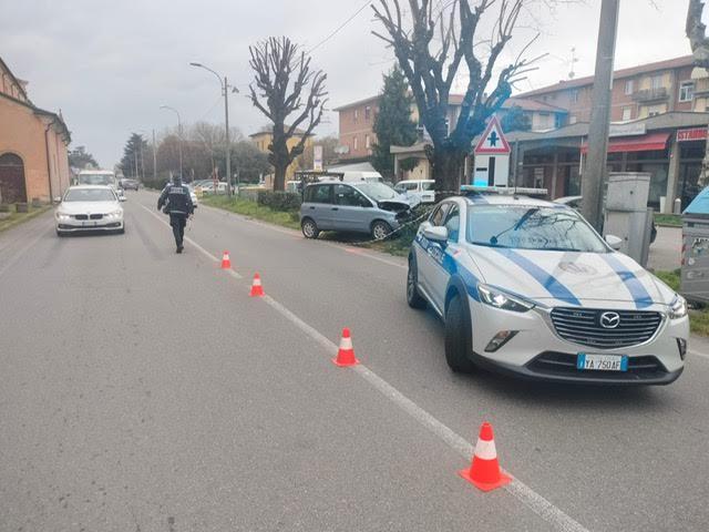Incidente a Calerno: è morto in ospedale l'uomo che era alla guida dell’auto uscita di strada