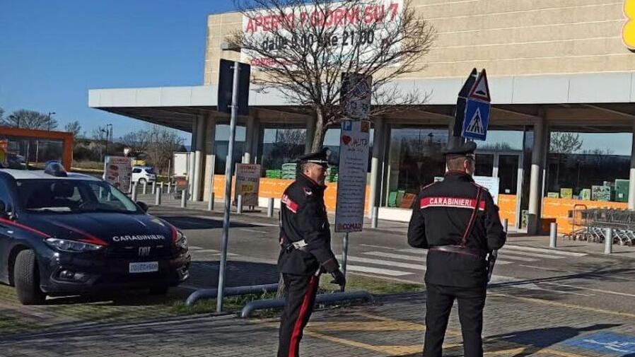 Cecina, prova a fuggire dal Conad con... 47 spazzolini: ventenne arrestato