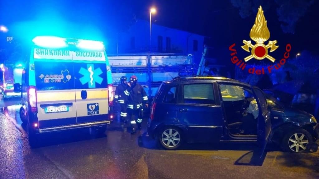 Auto e furgone si scontrano e si schiantano su un albero, un ferito – Che cosa è successo