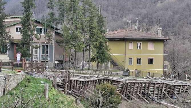 Case sul baratro della maxi frana: nessuno fa niente per fermarla