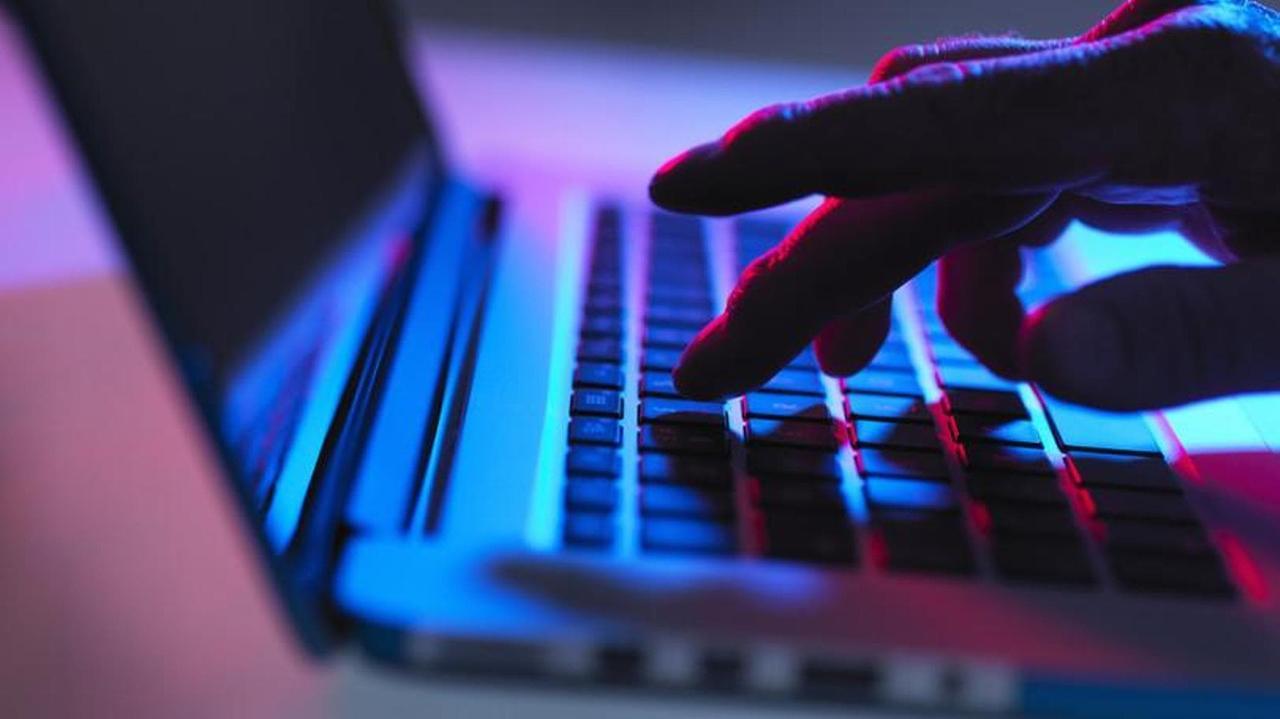 «Nel pc di mamma ci sono foto di me nuda»: arrestati un noto giornalista e una professoressa – Che cosa sappiamo