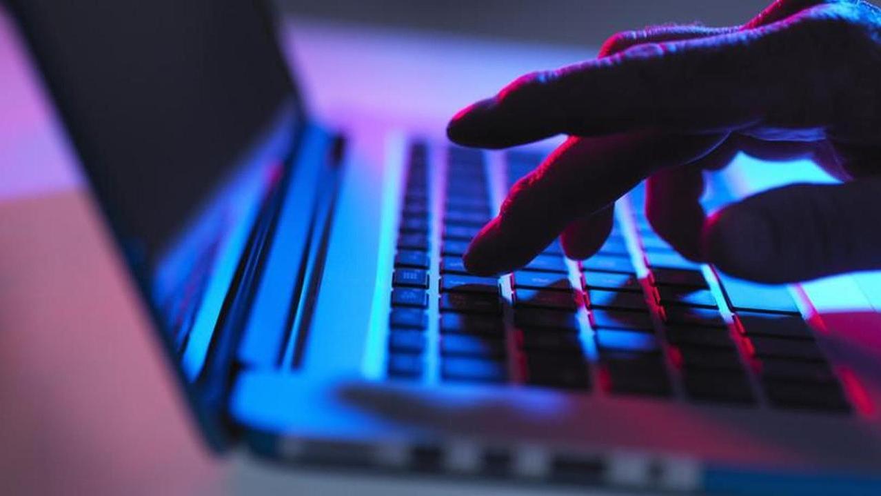 «Nel pc di mamma ci sono foto di me nuda»: arrestati un noto giornalista e una professoressa – Che cosa sappiamo