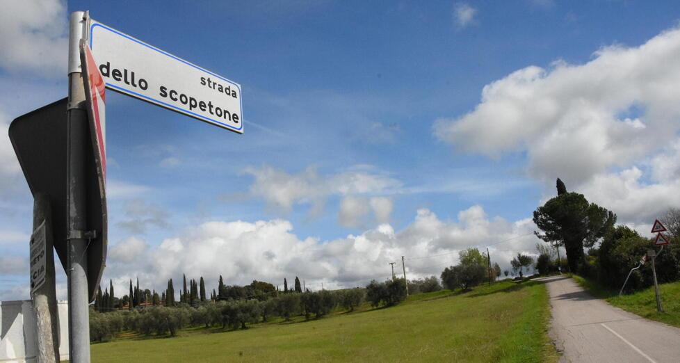 Grosseto, muore davanti al figlio incastrato nel trattore in piscina 