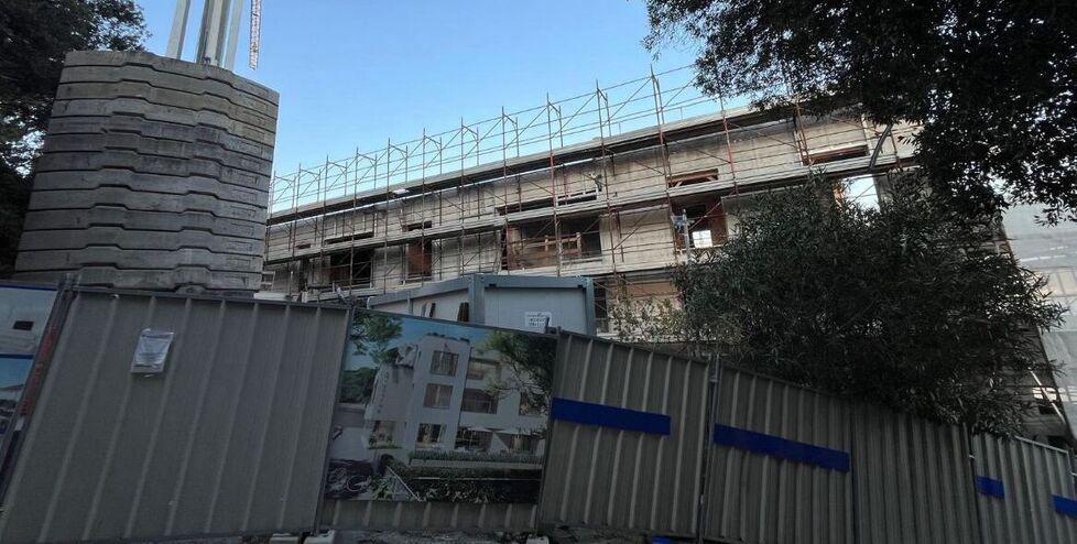 
	Il cantiere per la costruzione delle case sulle ceneri dell&rsquo;ex discoteca Ciucheba

