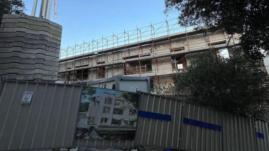 Il cantiere per la costruzione delle case sulle ceneri dell’ex discoteca Ciucheba