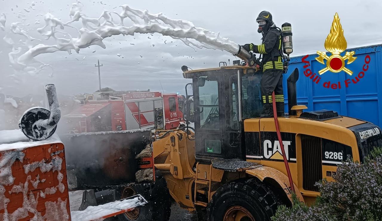 Paura a Olbia, in fiamme due mezzi dell’ecocentro: non si esclude l’ipotesi del dolo