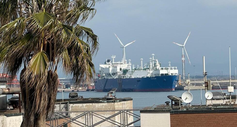 Rigassificatore a Piombino, dopo la proroga il nodo delle compensazioni: dalla banchina Metinvest agli aiuti sulle bollette, gli interventi in ballo