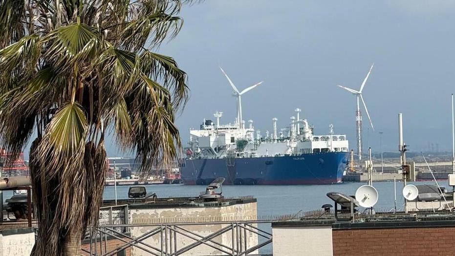 Rigassificatore a Piombino, dopo la proroga il nodo delle compensazioni: dalla banchina Metinvest agli aiuti sulle bollette, gli interventi in ballo