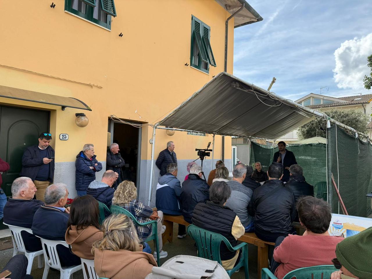 
	Un momento dell'incontro con i residenti

