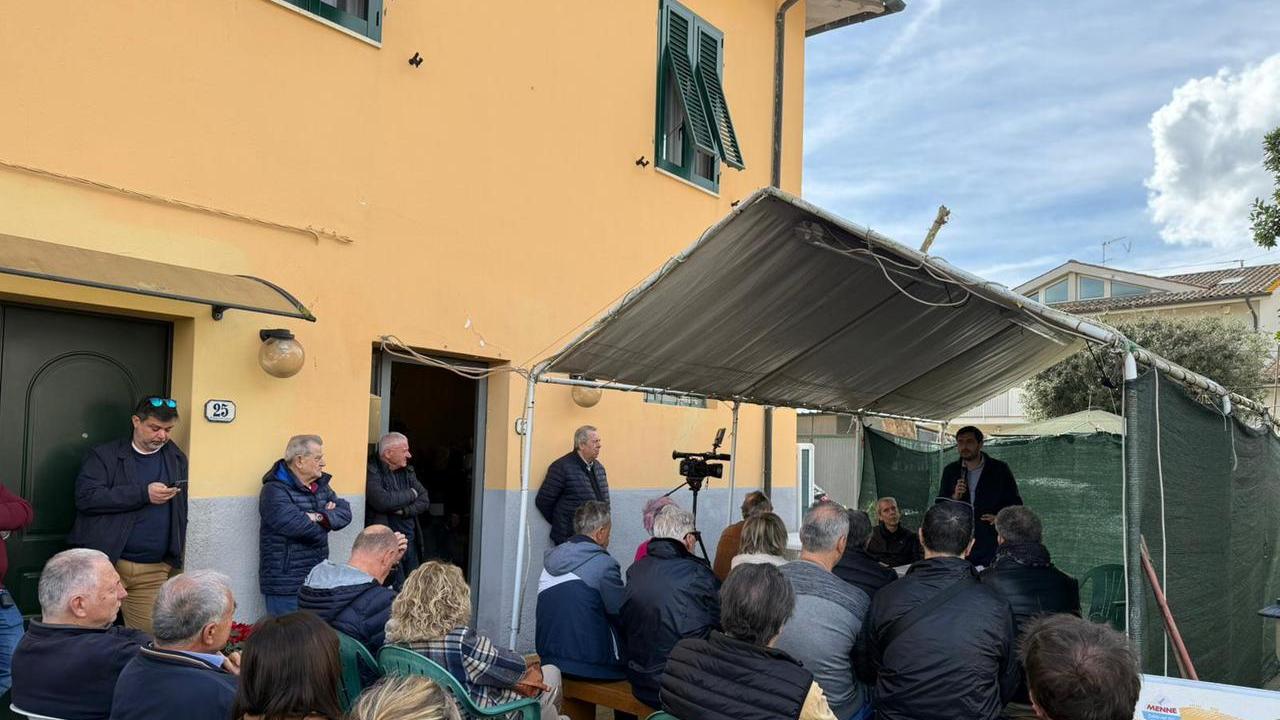 Un momento dell'incontro con i residenti