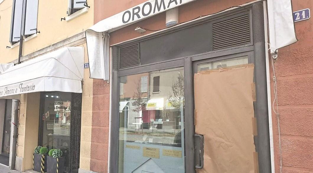 Svaligiano la gioielleria, ma all’arrivo dei carabinieri scappano e perdono la cassaforte in strada