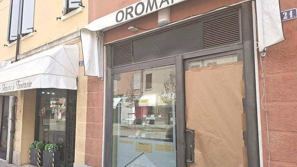 Svaligiano la gioielleria, ma all’arrivo dei carabinieri scappano e perdono la cassaforte in strada