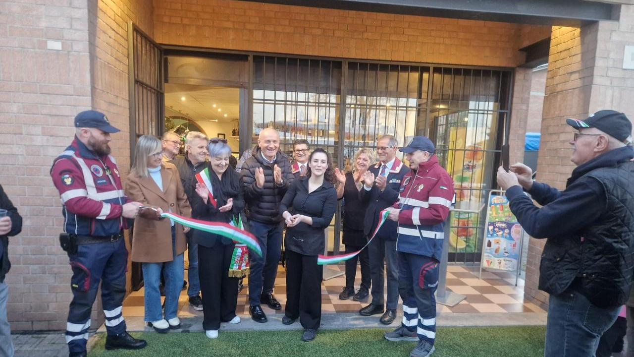 A 20 anni apre un bar a Casalgrande: taglio del nastro per Elibar