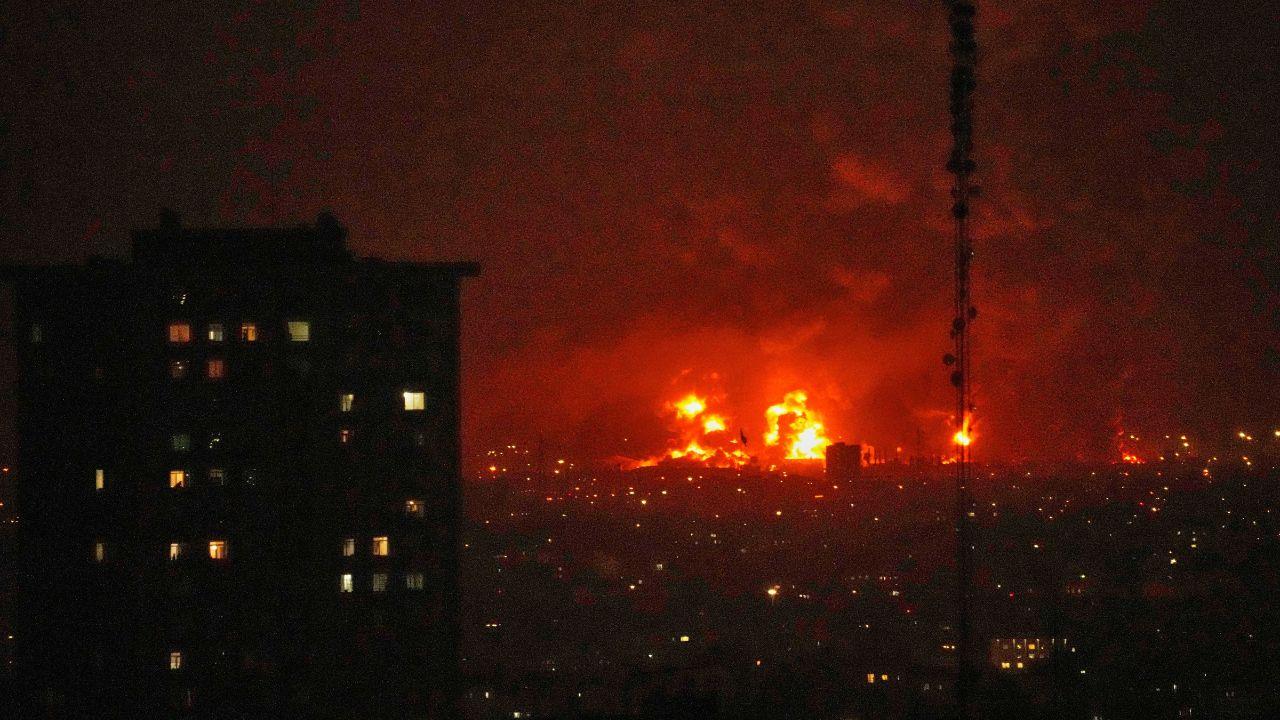 Un deposito di petrolio bombardato in Iran 