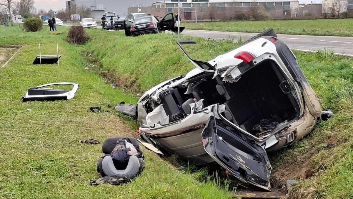Scontro tra quattro auto sulla provinciale: due morti e una decina di feriti, anche due bambini coinvolti