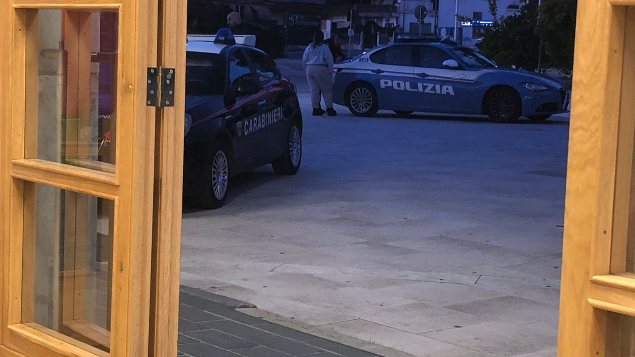 Carabinieri e polizia intervenuti alla stazione di Massa