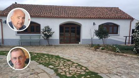 Il centro servizi di Jacu Piu. Nei tondini: in alto, Salvatore Piras; in basso, Salvatore Mele