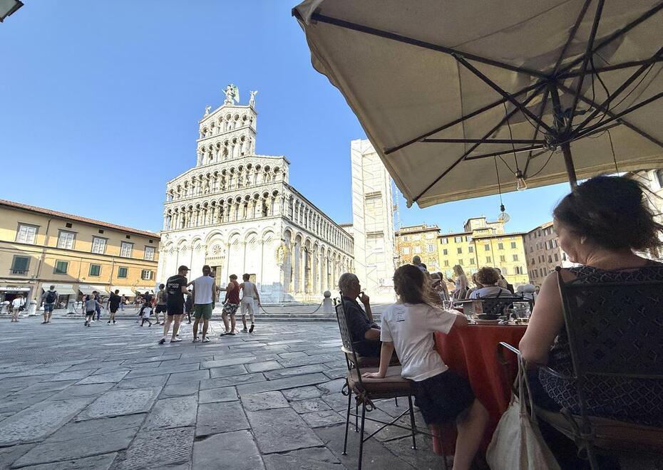 
	Turisti seduti a un caff&egrave; in piazza San Michele (foto archivio)

