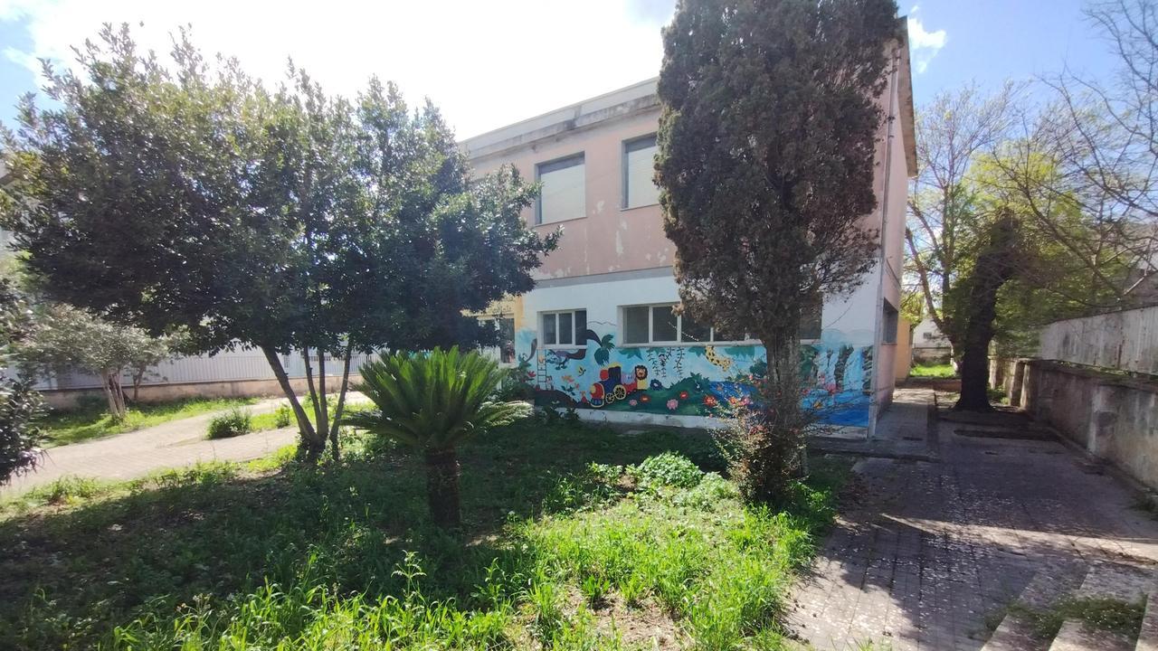Il Comune cede gratis i locali dell’asilo all’Asl per non perdere il distretto sanitario. Scoppia la polemica
