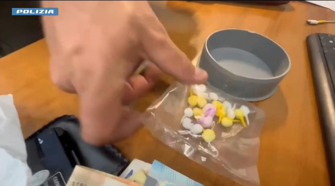 In giro nella zona della movida con marjuana, cocaina e ketamina pronte pero lo spaccio: arrestato un pusher
