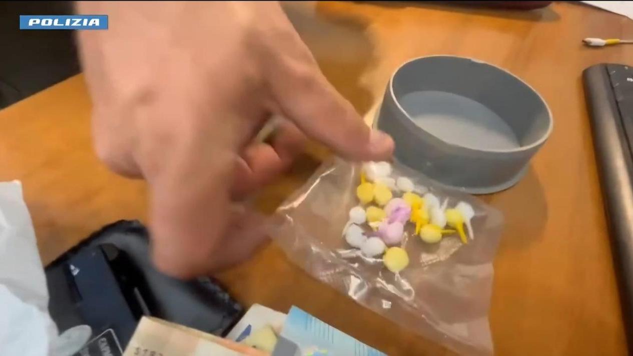 In giro nella zona della movida con marjuana, cocaina e ketamina pronte pero lo spaccio: arrestato un pusher