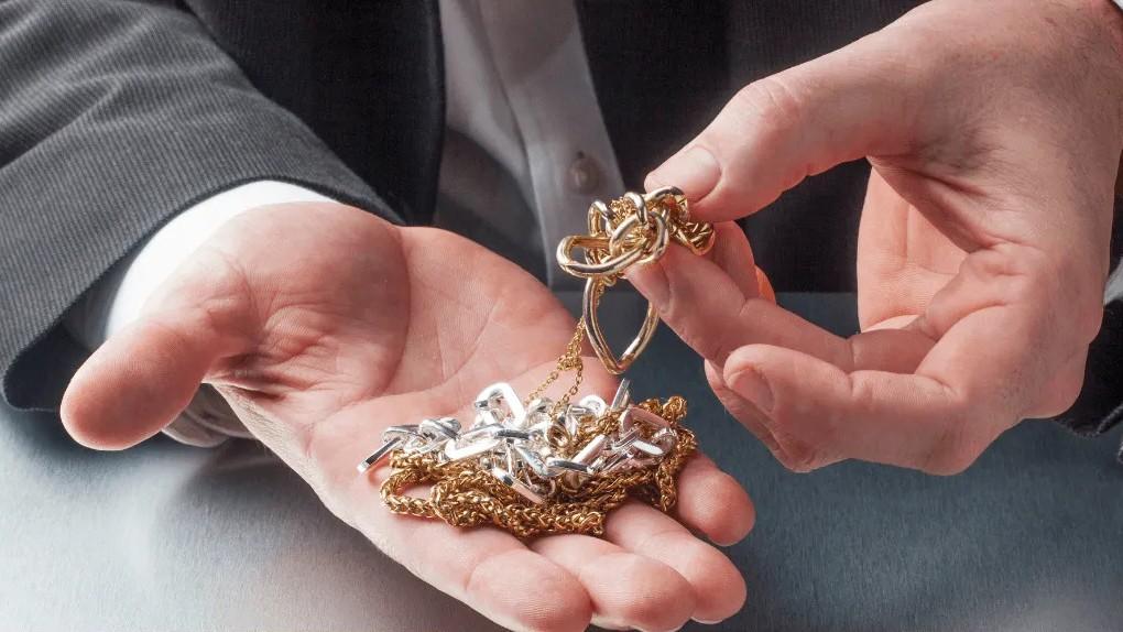 Compro oro abusivo ed evasione fiscale a molti zeri: denunciato il titolare del laboratorio