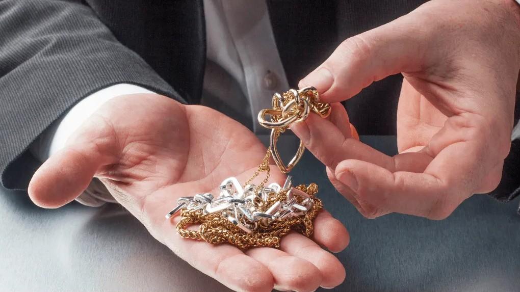 Compro oro abusivo ed evasione fiscale a molti zeri: denunciato il titolare del laboratorio