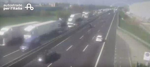 Tamponamento in autostrada A1 in direzione Sud a Reggio Emilia: code
