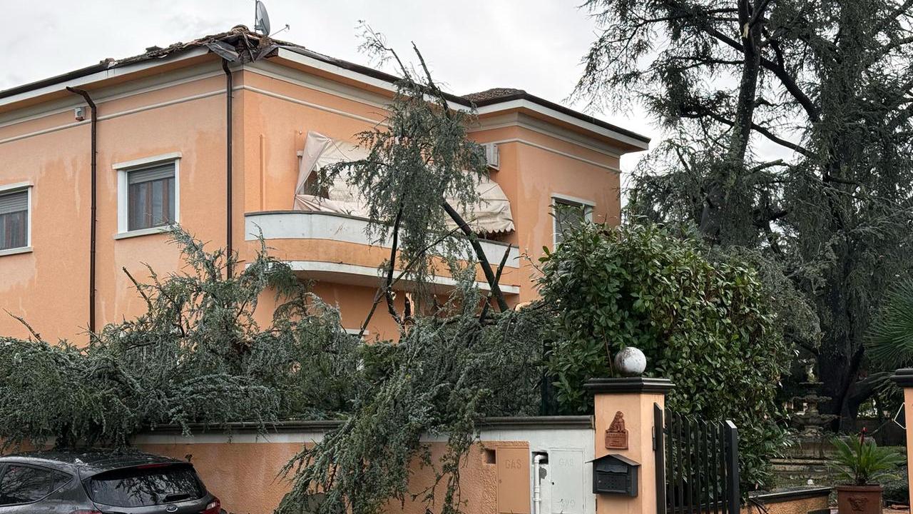 I danni subiti da un'abitazione (foto Nucci)