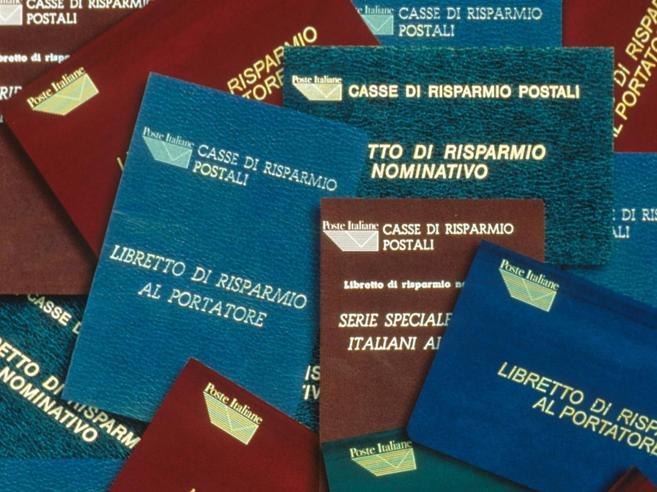 Dopo 60 anni ritrova un libretto di risparmio con mille lire: era nascosto in un baule, ora vale 50mila euro