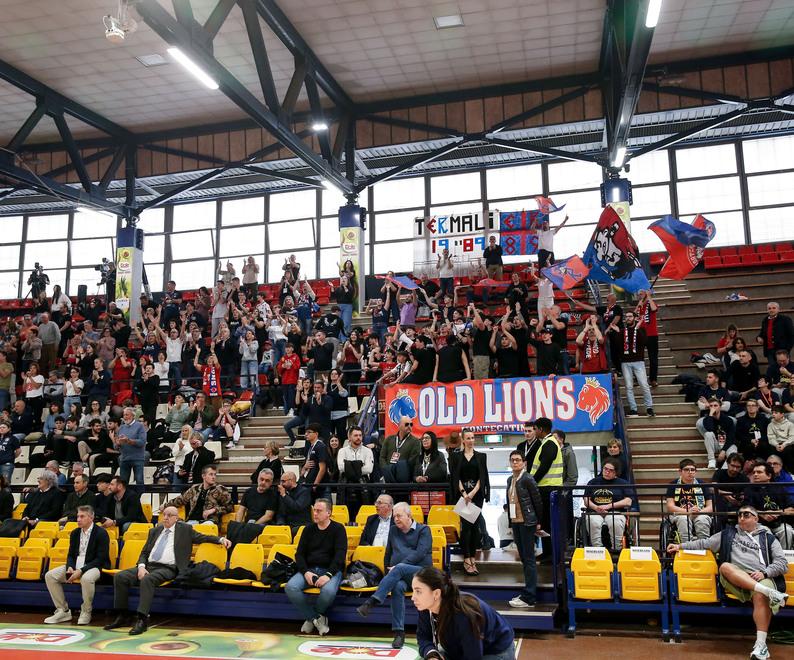 
	I tifosi rossobl&ugrave; a Rimini (foto Lnp/Ciamillo-Castoria)

