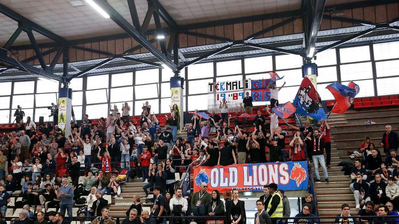 I tifosi rossoblù a Rimini (foto Lnp/Ciamillo-Castoria)