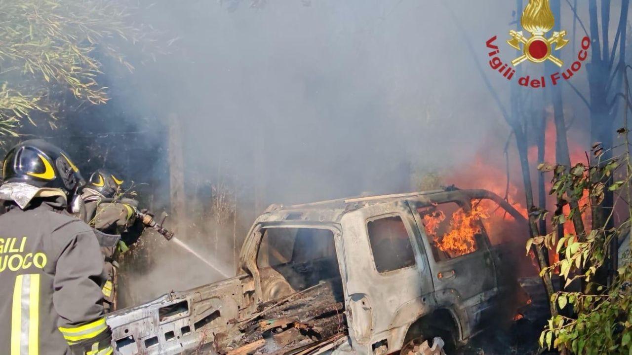 
	L'auto in fiamme in cui ha perso la vita un uomo di 71 anni

