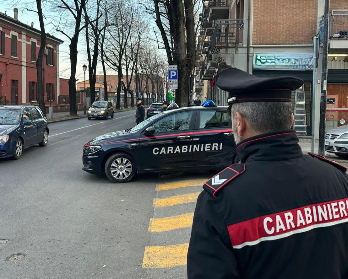 Zona stazione, cerca di rubare il manganello ai militari intervenuti per sedare una lite: denunciato