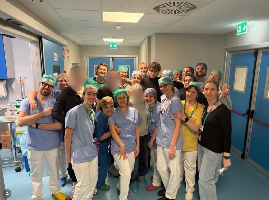 
	Achille Lauro all'ospedale Niguarda di Milano con i ragazzi feriti nel rogo di Crans Montana (foto Instagram)

