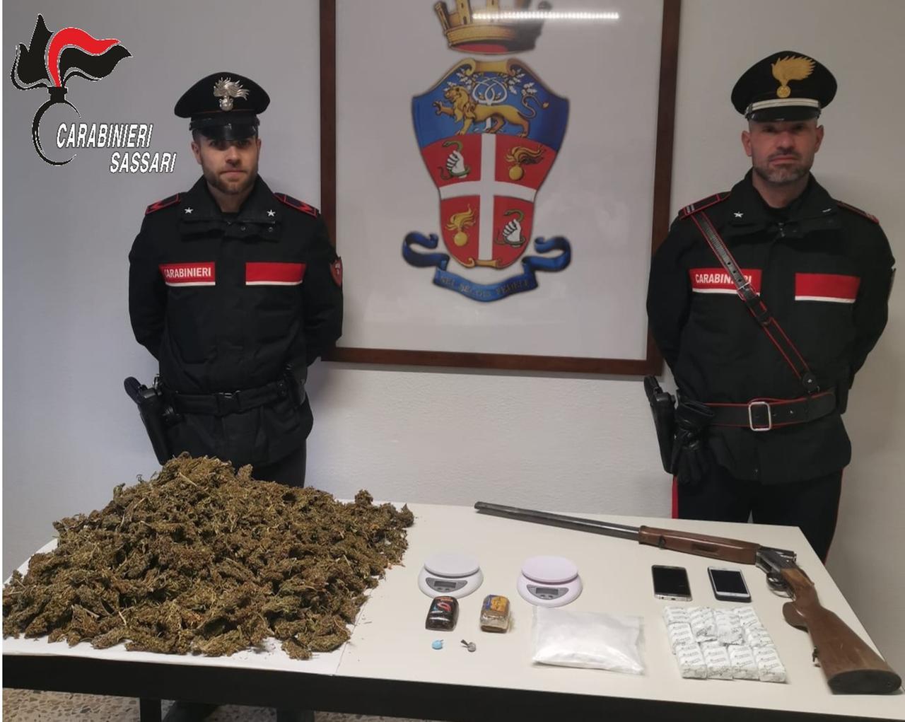 Nel terreno in campagna cocaina, marijuana e armi clandestine: due arresti