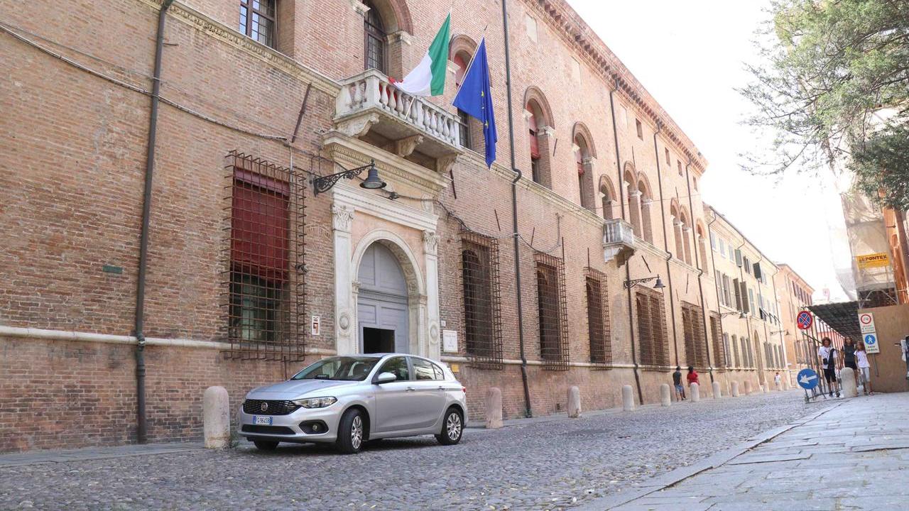 Ferrara, speculazioni sull’accoglienza: un centesimo per gli operatori