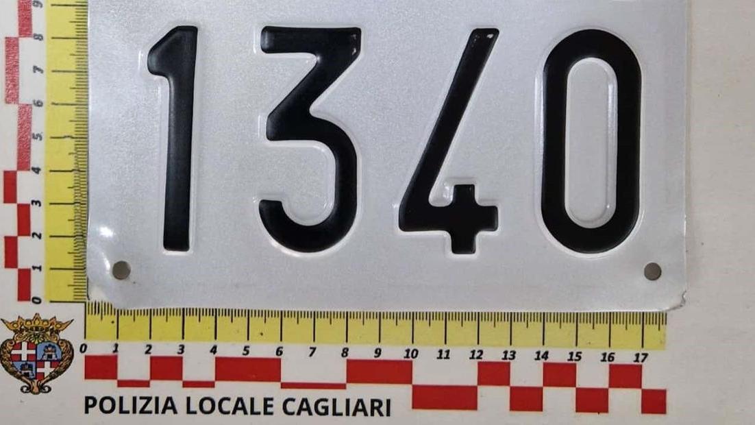 Targa falsa e auto senza assicurazione: nei guai un uomo