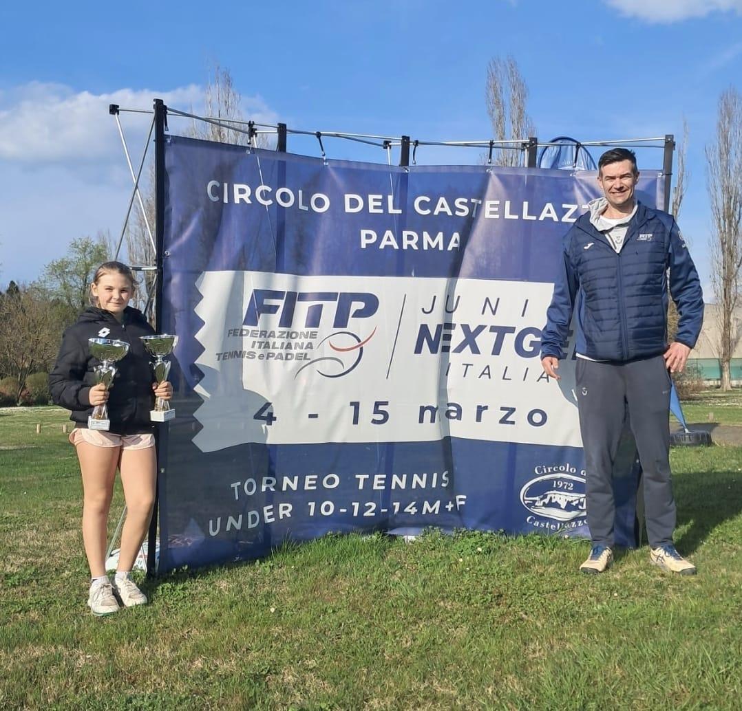 
	Vittoria Arginelli (Club La Meridiana) solleva i trofei con il pap&agrave;-allenatore Alessandro

