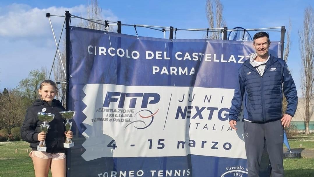 Vittoria Arginelli (Club La Meridiana) solleva i trofei con il papà-allenatore Alessandro