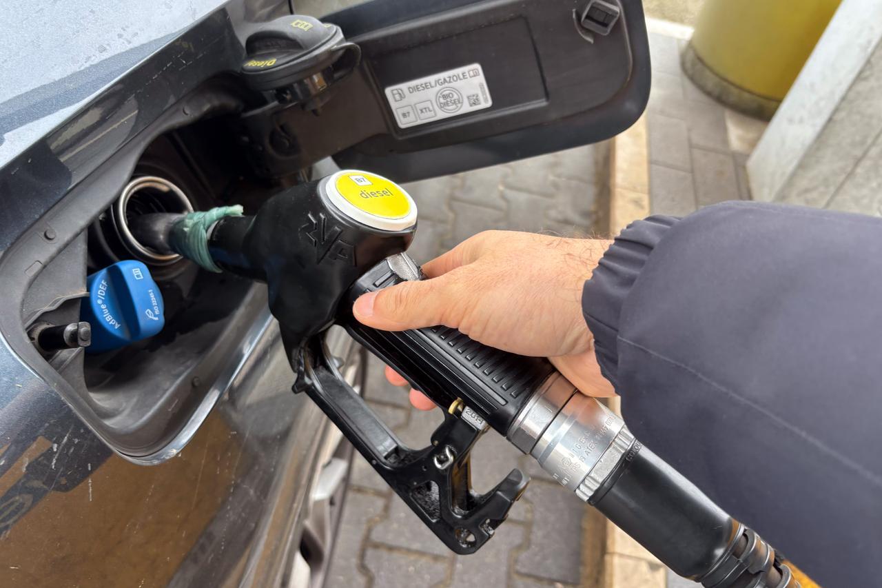 Gasolio sempre più caro: a Ferrara il servito sfiora i 2,40 euro