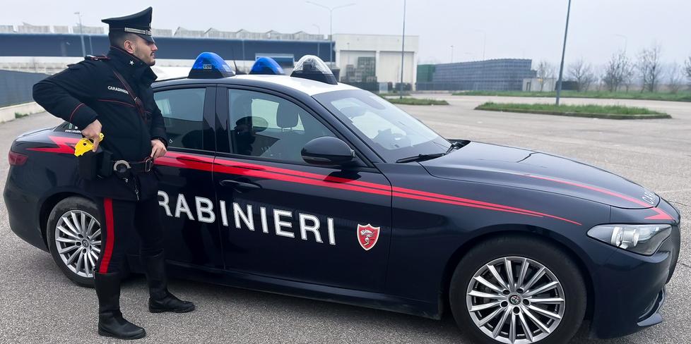 Ferrara, la denuncia: io rapinata in via Darsena da due con un coltello