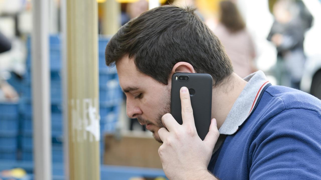 Truffe telefoniche, boom di chiamate sospette: i prefissi da evitare e come difendersi