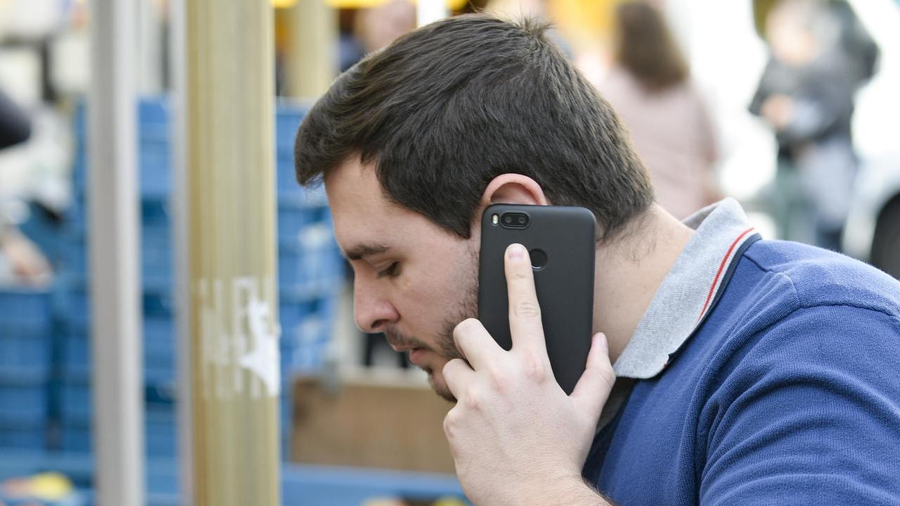 Truffe telefoniche, boom di chiamate sospette: i prefissi da evitare e come difendersi