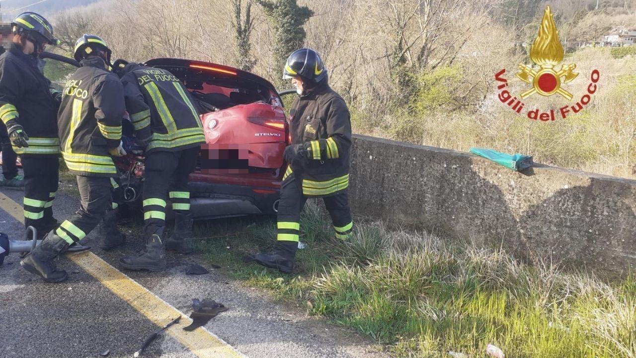 Scontro fra un camion e due auto: l’intervento dei vigili del fuoco per liberare i conducenti dall’abitacolo