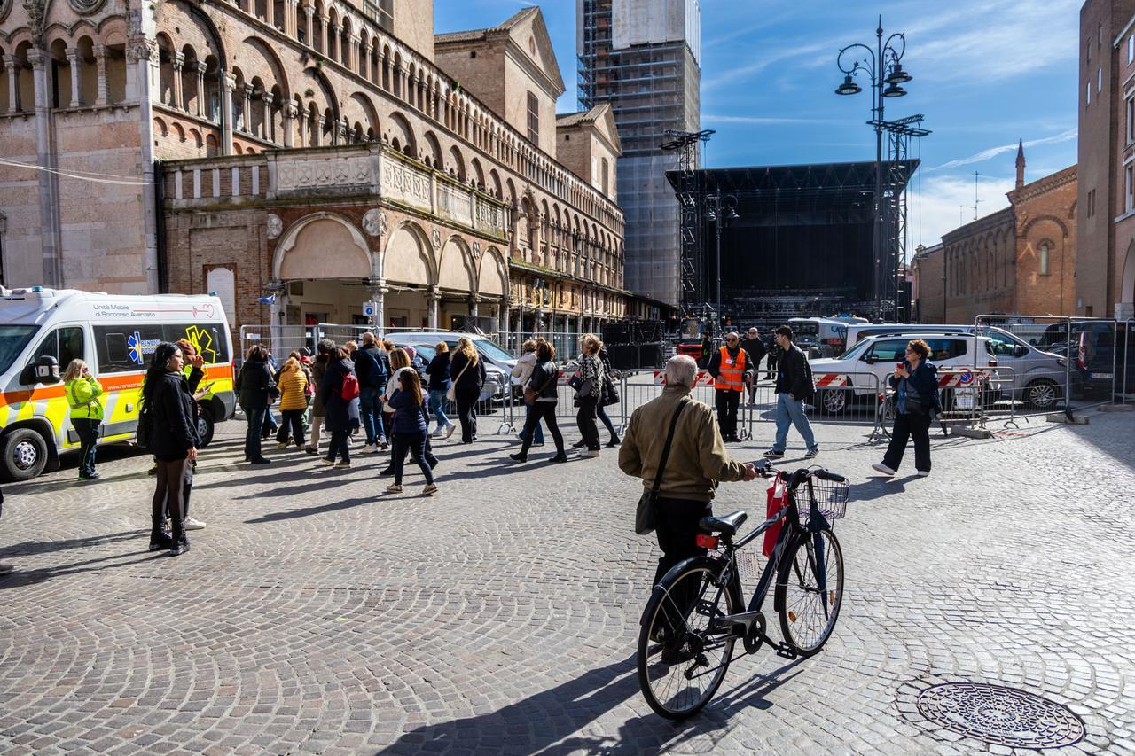 Il Capitolo della Cattedrale di Ferrara contro il mega palco di Battiti Live
