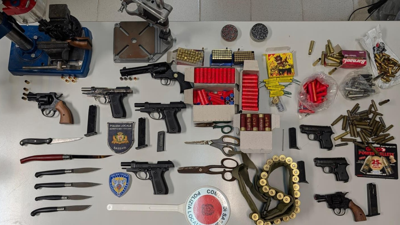 Sassari, evade dai domiciliari e viene fermato con un arsenale di armi in auto: arrestato – Cosa sappiamo
