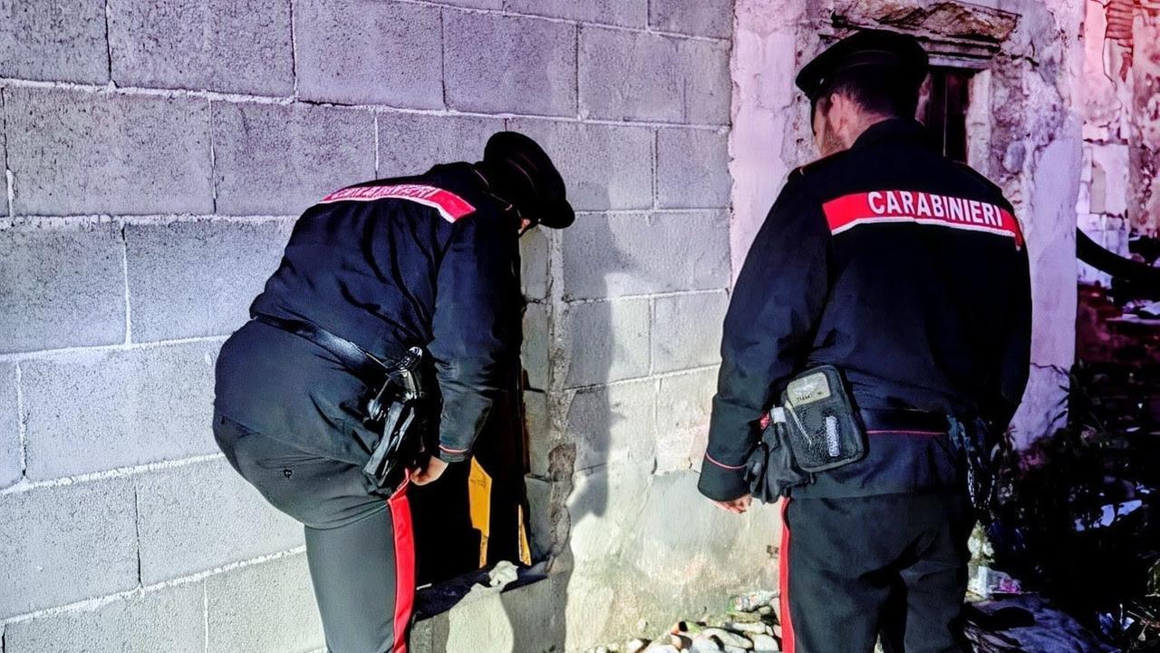 La cocaina nascosta nel muro della casa disabitata, ecco come veniva gestito il traffico – L’operazione